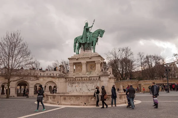 圣士提反在布达佩斯的骑马雕像的渔人堡垒 — 图库照片