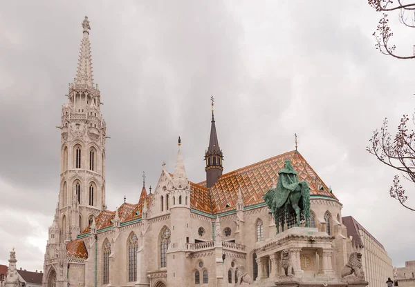 マーチャーシュ教会は、ハンガリーのブダペストにあるローマ カトリック教会です。 — ストック写真