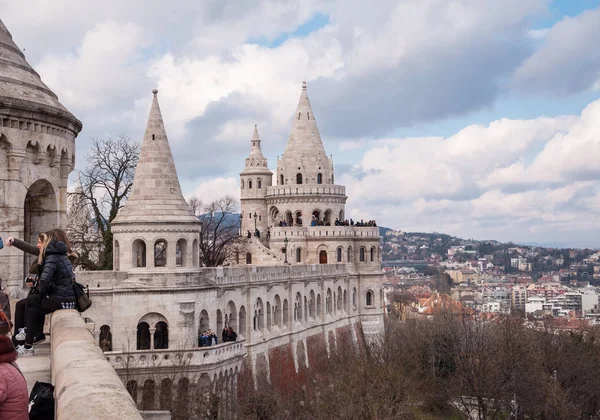 Una delle sette torri del Bastione dei Pescatori a Budapest — Foto Stock