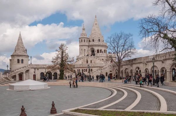 Torres del Castillo de Fishermans situado en la orilla de Buda del Danubio en Budapest, Hungría . — Foto de Stock