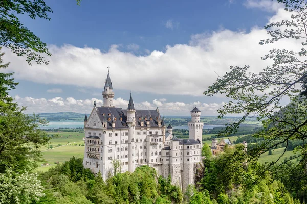 Slottet Neuschwanstein ligger nära Füssen i sydvästra Bayern, Tyskland. — Stockfoto