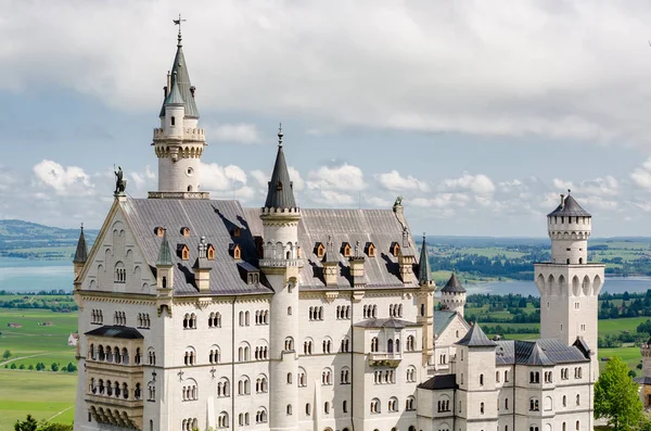 Slottet Neuschwanstein ligger nära Füssen i sydvästra Bayern, Tyskland. — Stockfoto