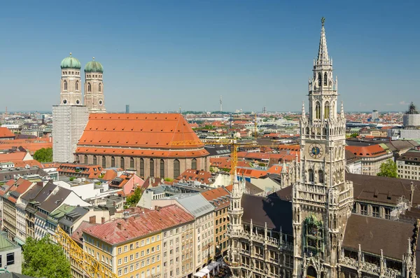 Vista panorámica de la Marienplatz es una plaza central en el centro de la ciudad de Munich, Alemania — Foto de Stock