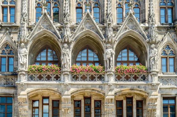 Yeni Belediye Binası kuzeyinde Marienplatz, Münih Belediye binasında olduğunu