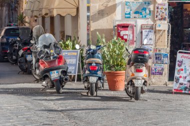Syracuse Ortigia Adası üzerinde dükkanının Park cooters
