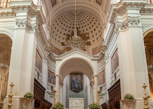Interior de la Basílica de San Lorenzo el Mártir es la catedral de Trapani — Foto de Stock