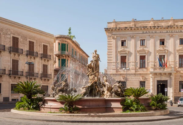 La fuente en la plaza Arquímedes en Siracusa . — Foto de Stock