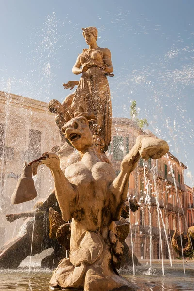 Der Brunnen auf dem Platz archimedes in Syrakus. — Stockfoto