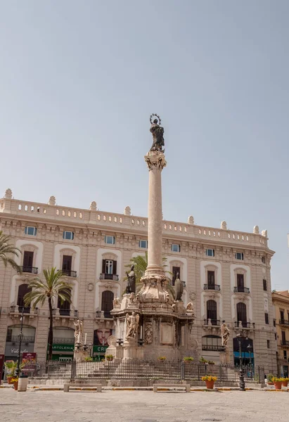 O obelisco-como Colonna dell Immacolata Virgem na praça San Domenico em Palermo, Sicília — Fotografia de Stock