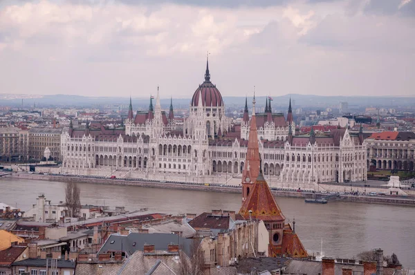ブダペストのドナウ河岸にあるハンガリー議会ビル — ストック写真