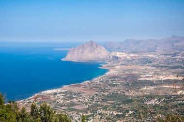 Cofano Dağı ve tiren kıyı şeridi Erice, Sicilya, İtalya'dan havadan görünümü