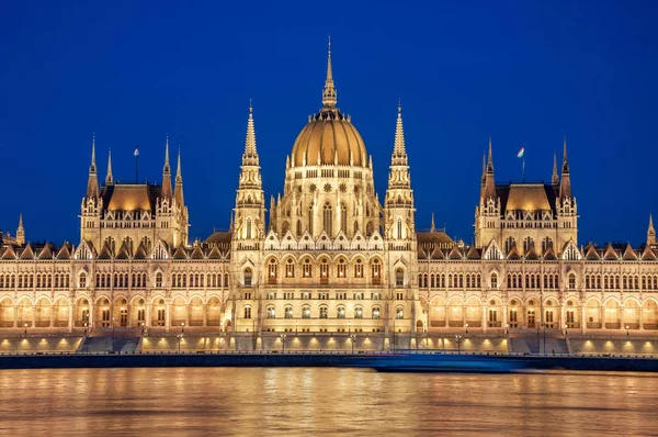 Evening view of the Hungarian Parliament Building on the bank of the Danube in Budapest, Hungary — Stock Photo, Image