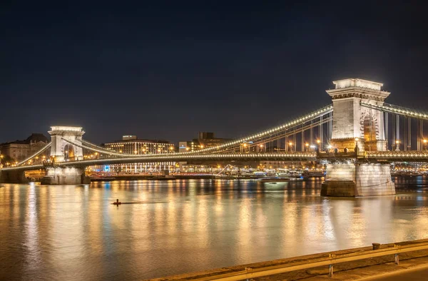 มุมมองกลางคืนของสะพานโซ่ Szechenyi ใน Bupapest, ฮังการี . — ภาพถ่ายสต็อก