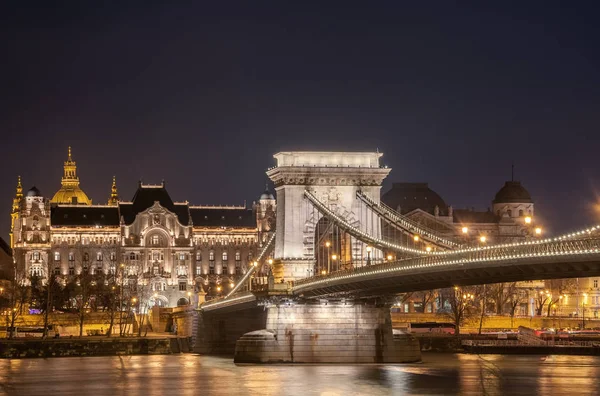 Vista nocturna del Puente de la Cadena Szechenyi sobre el Danubio en Budapest — Foto de Stock