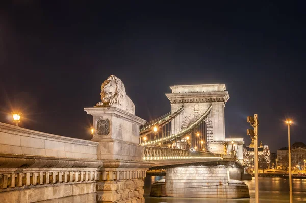 Vue de nuit du pont de la chaîne Szechenyi sur le Danube à Budapest — Photo