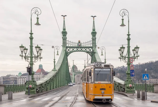 Szabadság-híd és a szabadság hidat és a villamos Budapesten — Stock Fotó