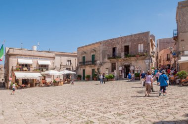 Ana kare Erice turistik dükkanlar ve restoranlar, Trapani, Sicilya yakınındaki