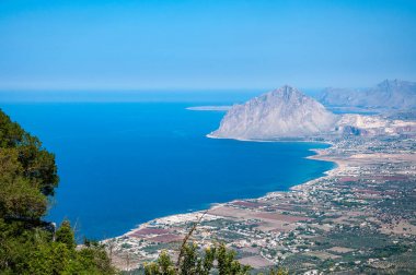 Cofano Dağı ve tiren kıyı şeridi Erice, Sicilya, İtalya'dan havadan görünümü