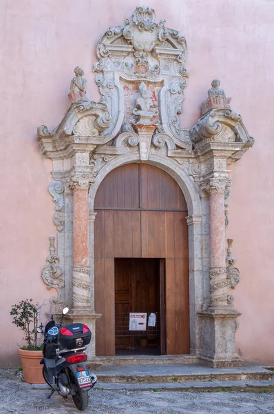 Stare drzwi dekoracyjne Kościoła w Erice, Sycylia — Zdjęcie stockowe