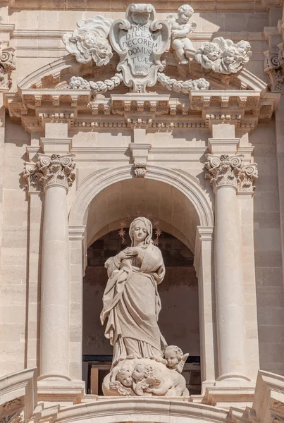シチリア島シラクサ大聖堂前の像 — ストック写真