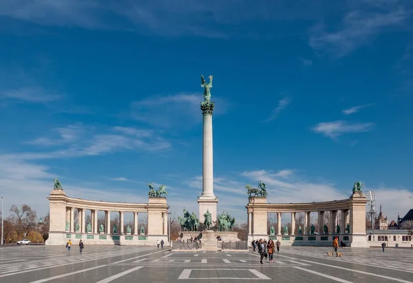 Monumento do Milênio na Praça dos Heróis ou Hosok Tere é uma das principais praças em Budapeste — Fotografia de Stock