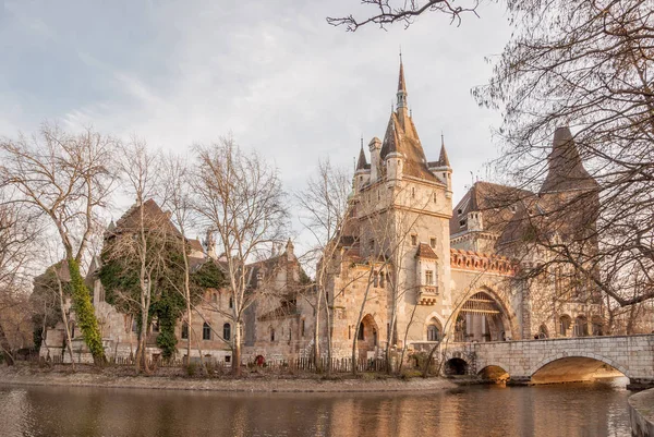 Замок Вайдахуньяд - замок в Городском парке Будапешта, Венгрия — стоковое фото