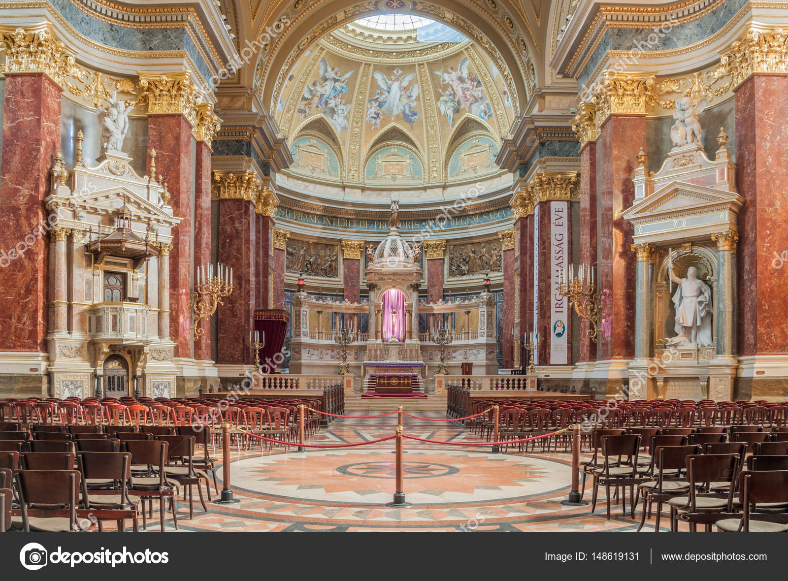 Interieur van de rooms-katholieke kerk St. Stephen\'s Basiliek ... Interieur van de rooms-katholieke kerk St. Stephen\'s Basiliek ...