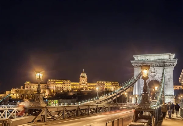 Éjszakai kilátás a Széchenyi Lánchíd Budapest Duna — Stock Fotó