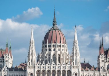 Budapeşte 'de Tuna Nehri kıyısında Macar Parlamentosu Binası