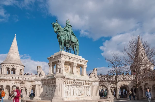 Рыбаки Бастион с конной статуей святого Стефана в Будапеште — стоковое фото