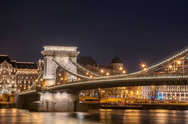 Vista nocturna del Puente de la Cadena Szechenyi sobre el Danubio en Budapest — Foto de Stock