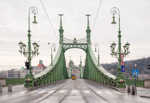 Szabadság-híd és a szabadság hidat és a villamos Budapesten — Stock Fotó