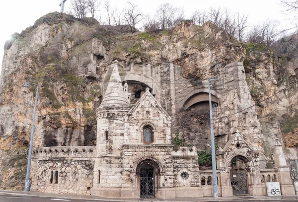 ブダペストのゲッレールトの丘内にある洞窟教会のファサード — ストック写真