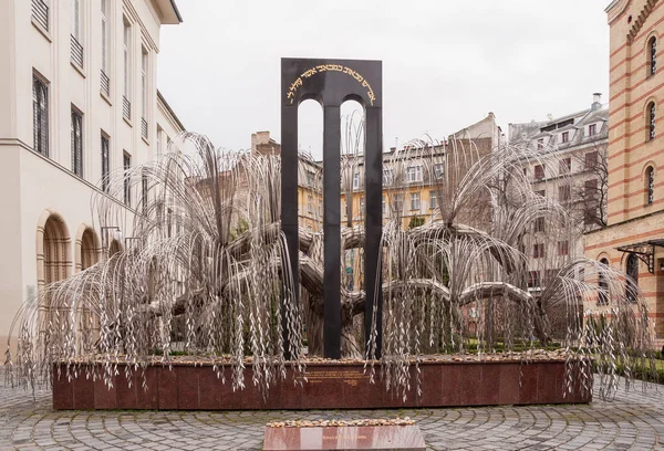 Памятник жертвам Холокоста был открыт в 1990 году в Будапеште, Венгрия — стоковое фото