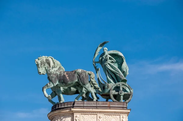 千年纪念碑上的英雄广场或 Hosok 玩是在布达佩斯的主要广场之一 — 图库照片