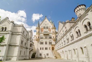 Neuschwanstein Şatosu Romanesk Revival palace Fussen güneybatı Bavaria, Almanya için yanında olduğunu.