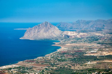 Cofano Dağı ve tiren kıyı şeridi Erice, Sicilya, İtalya'dan havadan görünümü