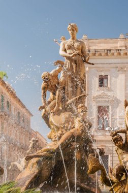Çeşme, Syracuse kare Arşimet üzerinde.