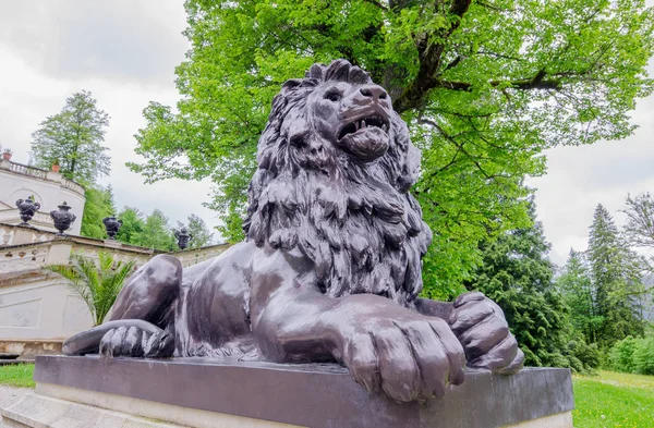 Скульптура льва в парке возле дворца Линдерхоф . — стоковое фото