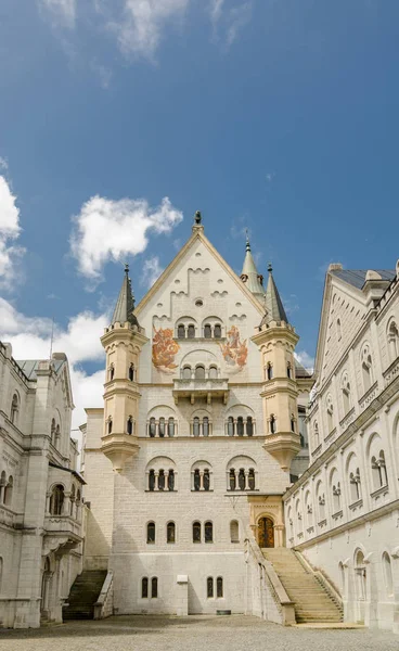 Slottet Neuschwanstein ligger en romansk nypremiär palats nära Füssen i sydvästra Bayern, Tyskland. — Stockfoto