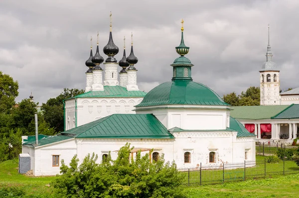 La Iglesia Ortodoxa en Suzdal. Suzdal es una de las ciudades rusas más antiguas . — Foto de Stock