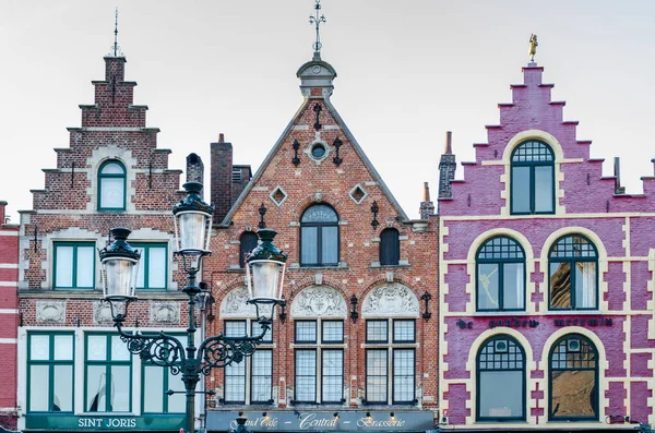 Colorful old brick house on the Grote Markt square in Bruges — Stock Photo, Image