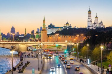 Moskova Kremlin 'in akşam manzarası Parkı Zaryadye, Rusya' dan