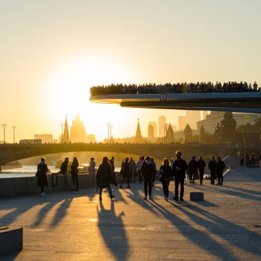 Yüzen köprü ve Moskova Kremlin gün batımında