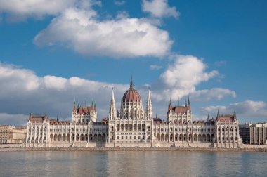 Budapeşte 'de Tuna Nehri kıyısında Macar Parlamentosu Binası