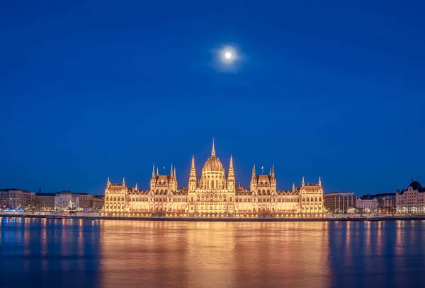 Здание венгерского парламента в Будапеште, Венгрия — стоковое фото