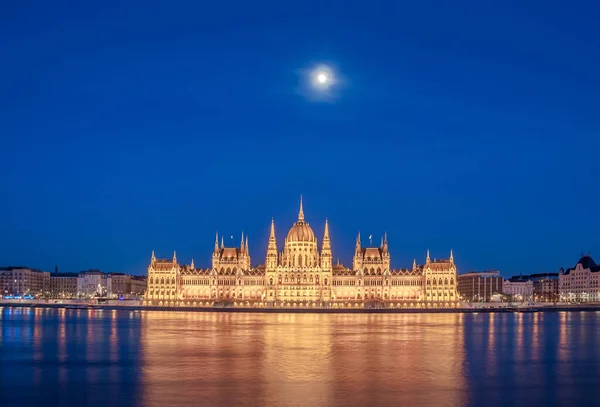 Macaristan 'ın Budapeşte kentindeki Macar Parlamento Binası gece görüşü