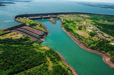 Brezilya 'daki Itaipu elektrik barajı ve Arjantin hava fotoğrafı. Dünyanın en pahalı binalarından biri..