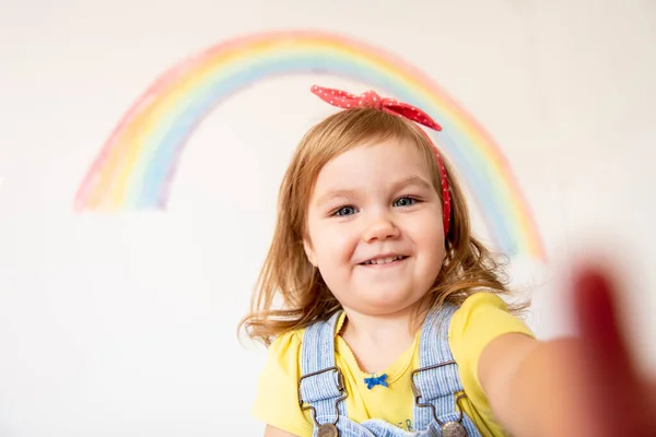 2 Ans Fille S Amuse A La Maison Un Signe D Espoir Coronavirus Reste A La 2 Ans Fille S Amuse A La Maison Un Signe D Espoir Coronavirus Reste A La
