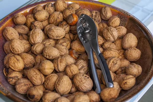 Fındıkkıran arasında fındık ve ceviz